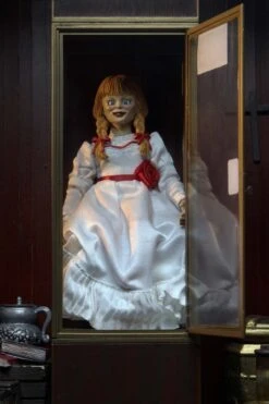 NECA The Conjuring Universe - Annabelle Clothed Actionfigur -Angebote Figuren Store 148934 1