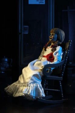 NECA The Conjuring Universe - Annabelle Clothed Actionfigur -Angebote Figuren Store 148939 1