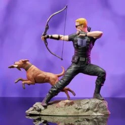 Diamond Select Marvel Gallery - Hawkeye Mit Lucky Dem Pizza-Dog - Statue -Angebote Figuren Store marvel hawkeye gallery 03 71440.1628723307